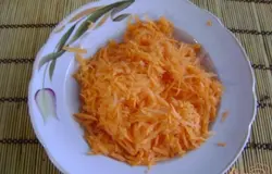 Морковь трем на крупной терке.