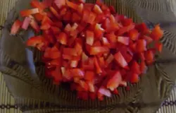 Болгарский перец режем кубиками.