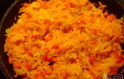 Пассируем на сковороде большую часть лука с морковкой пару минут, добавляем болгарский перец и пассируем еще минут 5. Солим, перчим.