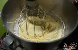 В миксере смешаем сливочное масло с сахаром. На средней скорости до мягкого состояния. Добавим по одному яйцу, размешивая каждое, а затем желтки.