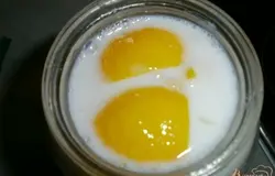 Залить молоком и водкой. Перемешать. Завязать горлышко банки марлей.Оставить на 12 дней при комнатной температуре в темном месте. Каждый день (!!!!!) смесь необходимо перемешивать. Я забыла в первых 2 дня перемешать, достав банку, увидела, что ликер как бы расслоился (показалось, что скис), но решила не выливать, а продолжать мешать каждый день и постепенно расслоение прошло.На 12 день процедить ликер через марлю или мелкое сито.