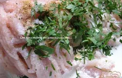 Куриные грудки дважды пропустить через мясорубку. Посолить, поперчить, влить сливки и добавить измельченный лук, перемешать.