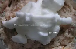 Белки взбить до пышной массы и деликатно ввести в фарш, чтобы белки не осели.