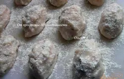 Слепить небольшие котлетки, затем присыпать мукой
