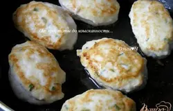 и обжарить на смеси оливкового и сливочного масел, добавив в сковороду веточку шалфея, по 4 минуты с каждой стороны, выложить в миску.