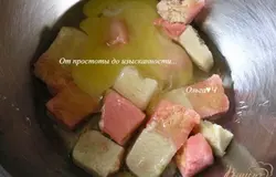 Марципан взбить с яйцом до пышной массы.