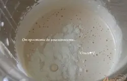 Поспенно всыпать муку, продолжая взбивать.