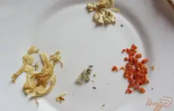 Для приготовления этого вкуснейшего супа Вам понадобятся такие ингредиенты: горох дробленный, чечевица красная и зеленая в равных пропорциях, репчатый лук, морковь, корень сельдерея, кориандр, чеснок, чабрец, подсолнечное масло, перец черный молотый, соль. Я использовала для приготовления этого супа засушенные приправы и овощи. Если у Вас нету сушеного чеснока, репчатого лука и моркови можете использовать свежие. Морковь промойте под проточной водой, отчистите от кожуры, натереть на мелкой терке, лук отчистить от кожуры, мелко нарезать, чеснок отчистить, измельчить использую чесночную давку.