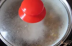 Посолить по вкусу. Варим 30 минут под неплотно закрытой крышкой.