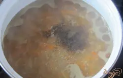 Снять с огня поперчить, добавить масло. Хорошо перемешать.