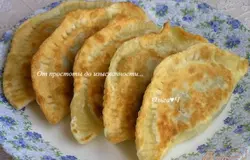 Готово! Обжарить чебуреки на разогретом растительном масле до румяной корочки с двух сторон. Выкладывать на бумажное полотенце, затем подавать! Приятного аппетита! :)