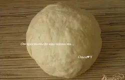 Замесить тесто. Дать ему отдохнуть полчасика под полотенцем, а пока приготовить начинку.