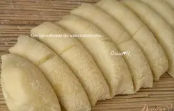 Тесто разделить на 12 частей.