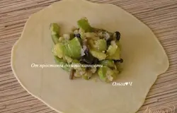 Каждую раскатать в круг, выложить часть начинки.
