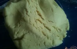 Подсыпая муку замесить мягкое тесто.Скатать в шар, накрыть пленкой и убрать в холодильник на 30 мин.