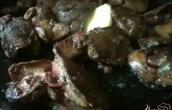 Обжарить на сковороде с оливковым маслом с каждой стороны не больше 2 минут.В конце добавить сливочное масло. Это придаст хороший вкус блюду.