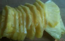 Ананас нарезать на тонкие ломтики.