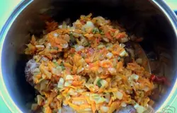 Вылить поджарку в кастрюлю к хвостам.