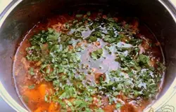 За 20 минут до готовности отделить мясо от костей, что очень легко сделать, вернуть его в кастрюлю, посолить по вкусу. Готовое блюдо посыпать мелко нарезанной зеленью.