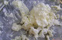 Сливочное масло размягчим, чтобы оно стало достаточно мягким и пластичным. Добавим в него сахарную пудру, хорошо разомнем вилкой.