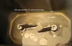 В контейнер хлебопечки налить воду, добавить соль, сахар, масло.