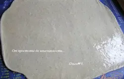 Готовое тесто вынуть из хлебопечки, разделить на 2 части, каждую раскатать и смазать растительным маслом.