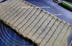 Затем чуть раскатать и нарезать полосками.