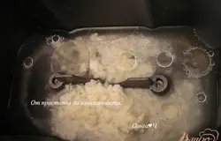 В контейнер хлебопечки налить воду, добавить соль, масло и творог,