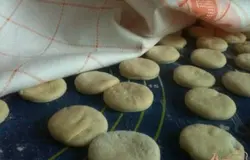 Накрыть полотенчиком и оставить немного подойти.