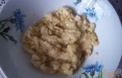 Банан размять в пюре.