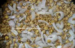 Залить водой, довести до кипения.