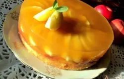 Полить пирог сверху 5-6 ст.ложками желе и поставить в морозилку на 10 минут для застывания.Затем залить пирог оставшимся желе и поставить в холодильник на 4 часа для застывания. Перед подачей обернуть форму полотенцем, смоченным в горячей воде, и освободить пирог из формы. Украсить ломтиками яблока и мятой.