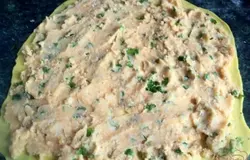 Равномерно выложить на пласт теста картофельную начинку.