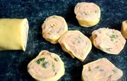 Порезать рулет на кусочки толщиной 1 см.