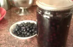 Готово! Получившимся сиропом вновь заливаем ягоды и сразу же закатываем. Зимой чернику в легком сиропе можно не только кушать как великолепное чуть сладковатое лакомство, но и использовать ягоды при приготовлении тортов, пирожных, выпечки или десертов. А сироп по вкусу ничем не отличается от черничного компота.