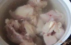 Куриные спинки промыть под водой. Добавить к свиным ножкам.