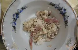 Мясо отчистить от костей разложить по тарелкам.