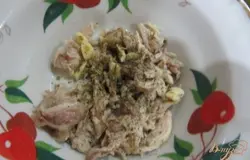 Чеснок отчистить от кожуры, нарезать небольшими дольками. Разложить по тарелкам. Добавляем приправу.