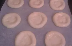 Перекладываем лепешки на пергамент, который нужно прежде смазать маслом растительным и присыпать манкой. Даем тесту немного подойти и смазываем яичным желтком.