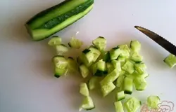 Нарезаем огурцы.