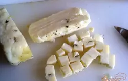 Рассольный сыр нарезаем мелкими кубиками.