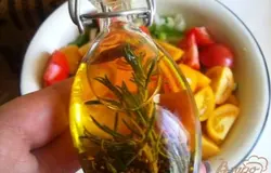 Для салата я использовала кипрское оливковое масло с добавлением перца, розмарина и перчика чили.