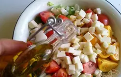 Поливаем салат маслом и перемешиваем.