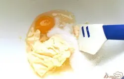 Мягкое масло смешать с яйцом и сахаром.