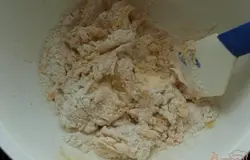 Постепенно подсыпать муку и добавить 2-3 ст.л. кипячёной воды.