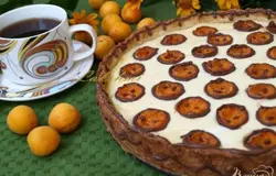 Готово! На водяной бане растопить шоколад в целлофановом пакетике,затем срезав уголок шоколадом сделать обрамление на абрикосах.Приятного аппетита!