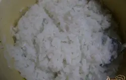Хорошо промываем рис, заливаем его двумя стаканами воды и ставим вариться на четыре - пять минут (до полуготовности) предварительно немного посолив его. После этого отставляем рис с огня, накрываем крышкой и даем оставшейся воде впитаться.