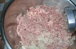 Режем свинину на небольшие кусочки и перемалываем в мясорубке. Тоже самое проделываем с одной луковицей.