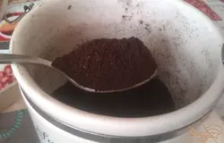 Итак, для начала нам понадобится свежемолотый кофе. Можно и не свежемолотый, а уже готовый покупной, но только не быстрорастворимый, иначе вкус будет не тот. Отмеряем две чайные ложки (у меня одна с большой горкой) и варим крепкий напиток. Если вы привыкли не варить кофе в турке, а просто заливать его кипятком, думаю, получится тоже неплохо.