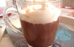 Готово! Ложечкой кладем мороженое в охлажденный кофе и напиток готов. Может я его и не правильно употребляла (хорошенько перемешала), но по вкусу это что-то просто неземное. Как в кафе).